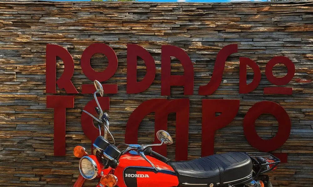 Rodas do Tempo: Uma viagem sobre duas rodas no passado