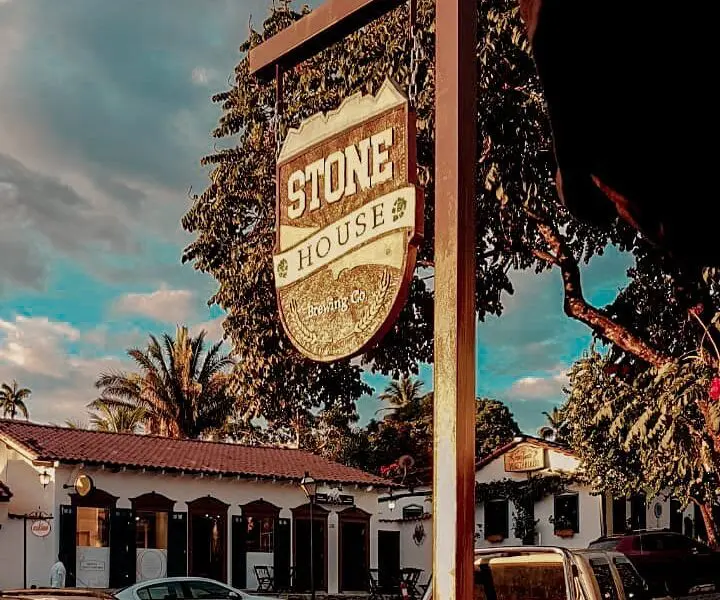Stone House: Chopp Artesanal e Hambúrguer no Coração de Piri