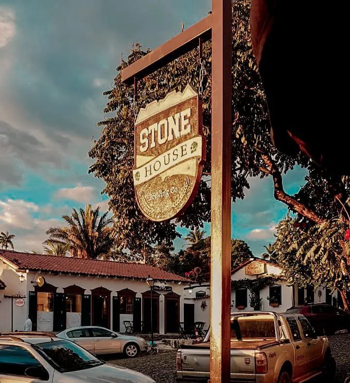 Stone House: Chopp Artesanal e Hambúrguer no Coração de Piri
