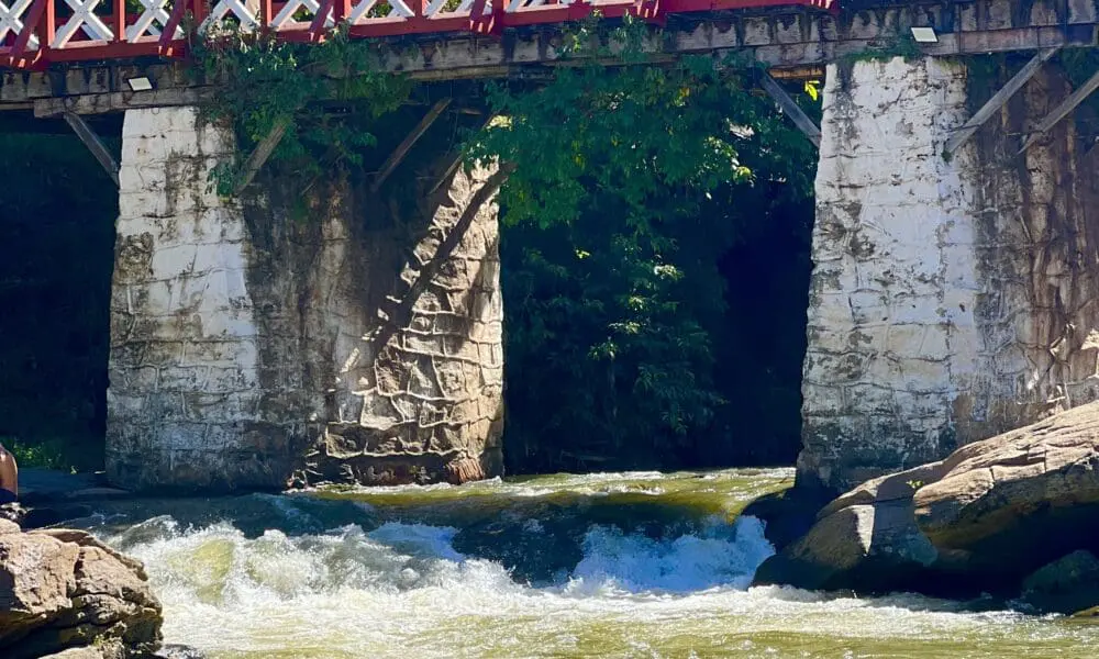 Rio das Almas: espelho de silêncio em Pirenópolis