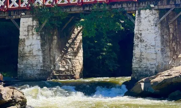 Rio das Almas: espelho de silêncio em Pirenópolis