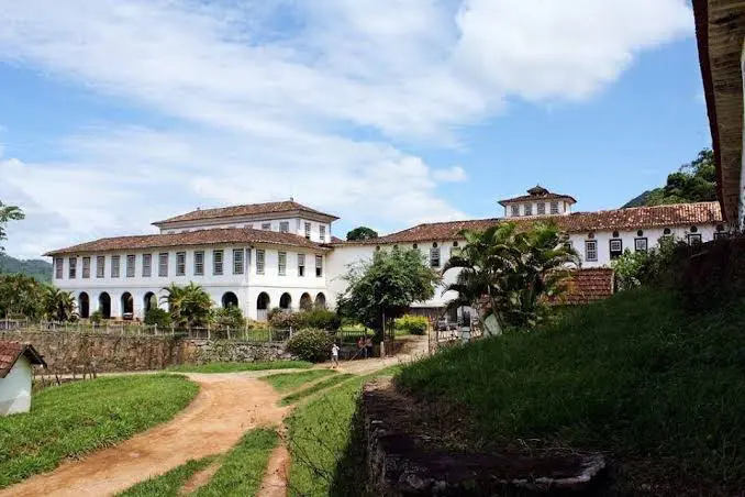A Casa das 365 Janelas e o Eco do Poder em Pirenópolis