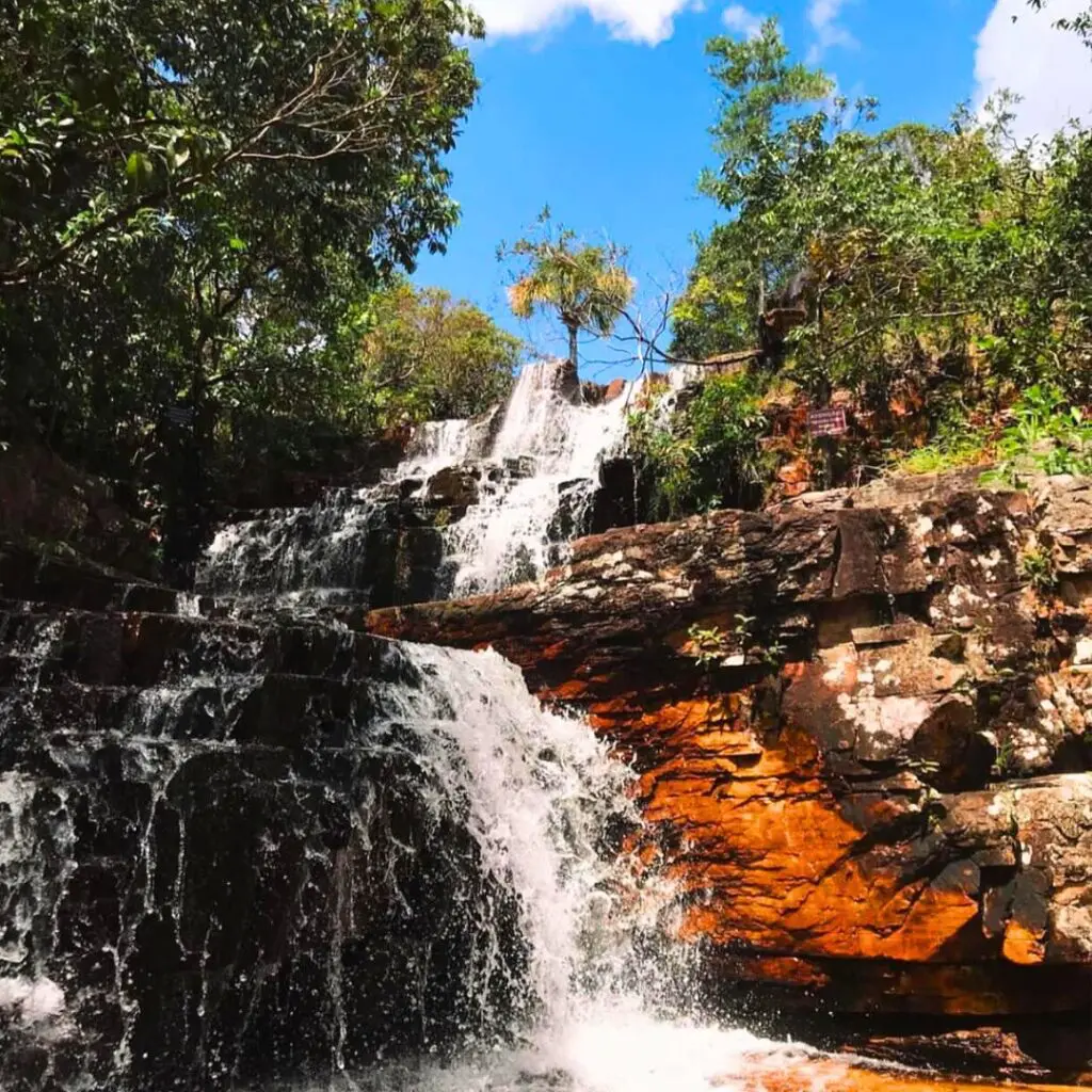 5 cachoeiras com trilhas leves para curtir em Pirenópolis