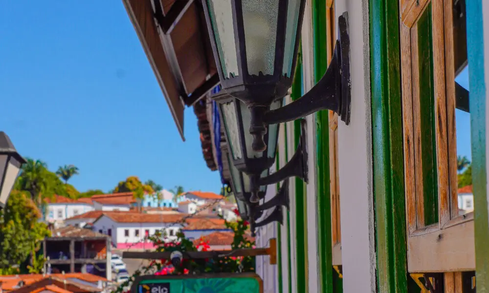 Luzes, janelas e céu azul: o charme eterno de Piri