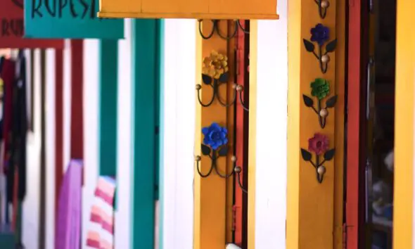 Fachadas encantadas: a arte que mora nas vitrines de Piri
