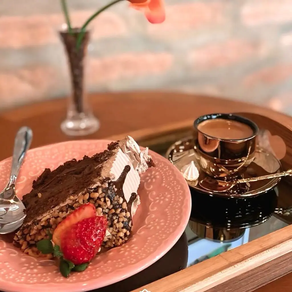 Valenttine Café encanta com charme, cafés e doces em Piri