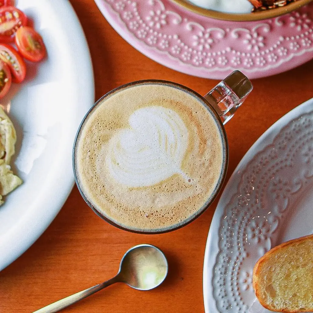 Valenttine Café encanta com charme, cafés e doces em Piri