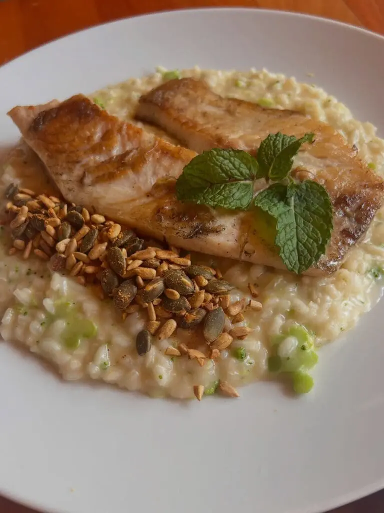 Zaza Café Piri: cafeteria, almoço e pub com karaokê animado