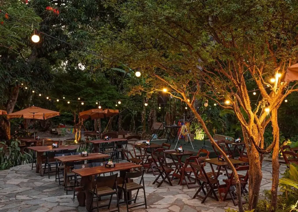 Zaza Café Piri: cafeteria, almoço e pub com karaokê animado
