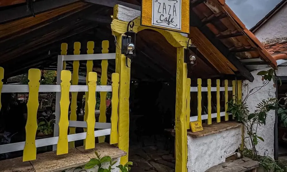Zaza Café Piri: cafeteria, almoço e pub com karaokê animado
