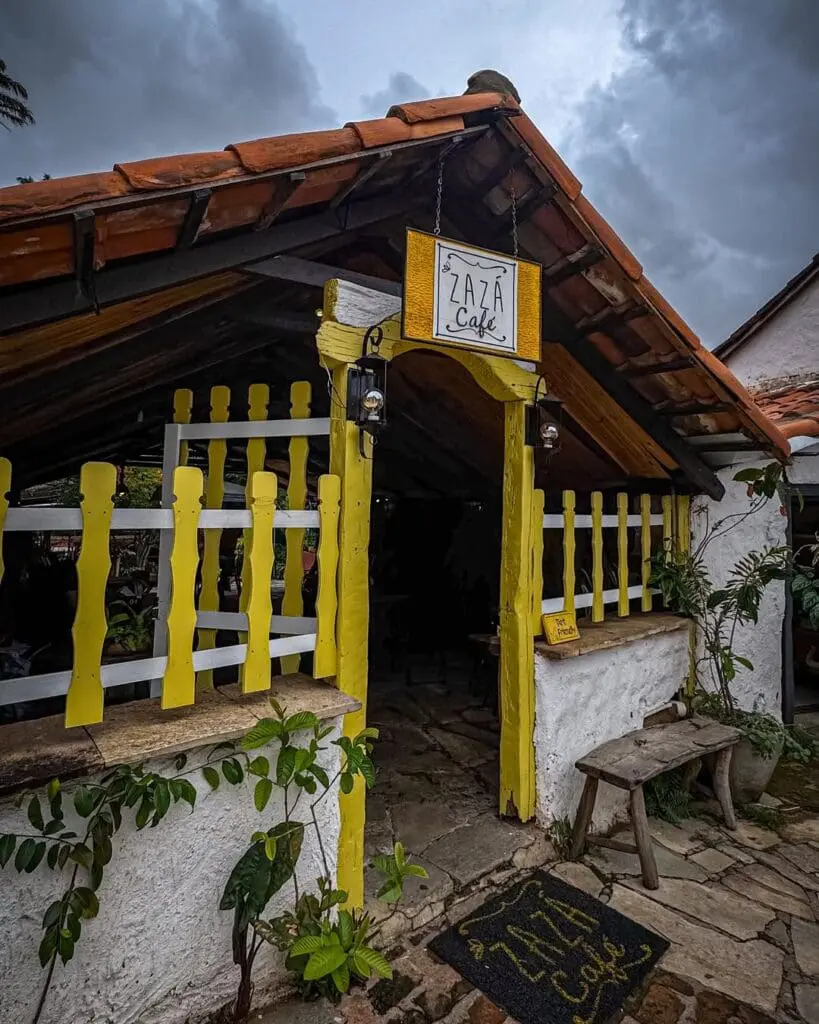 Zaza Café Piri: cafeteria, almoço e pub com karaokê animado