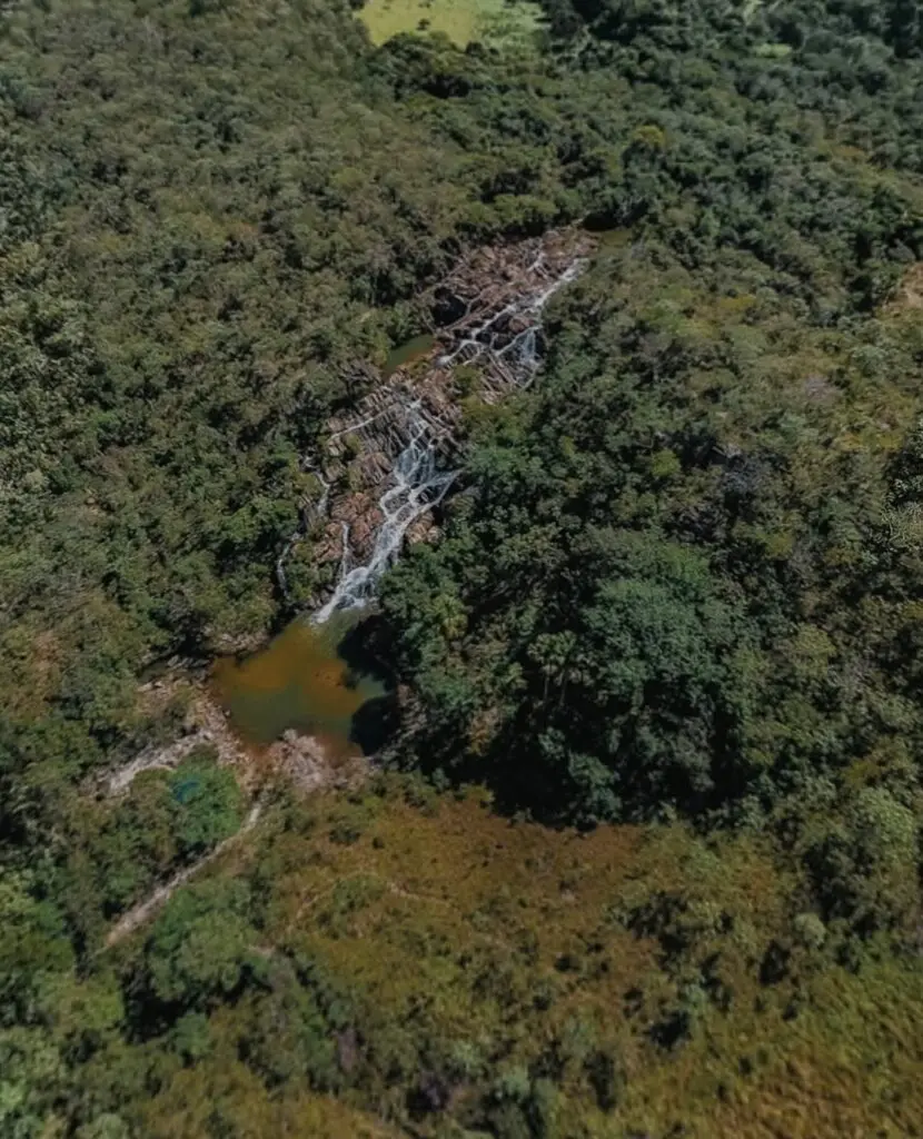Véu de Noiva: trilha e cachoeira na Serra dos Pireneus
