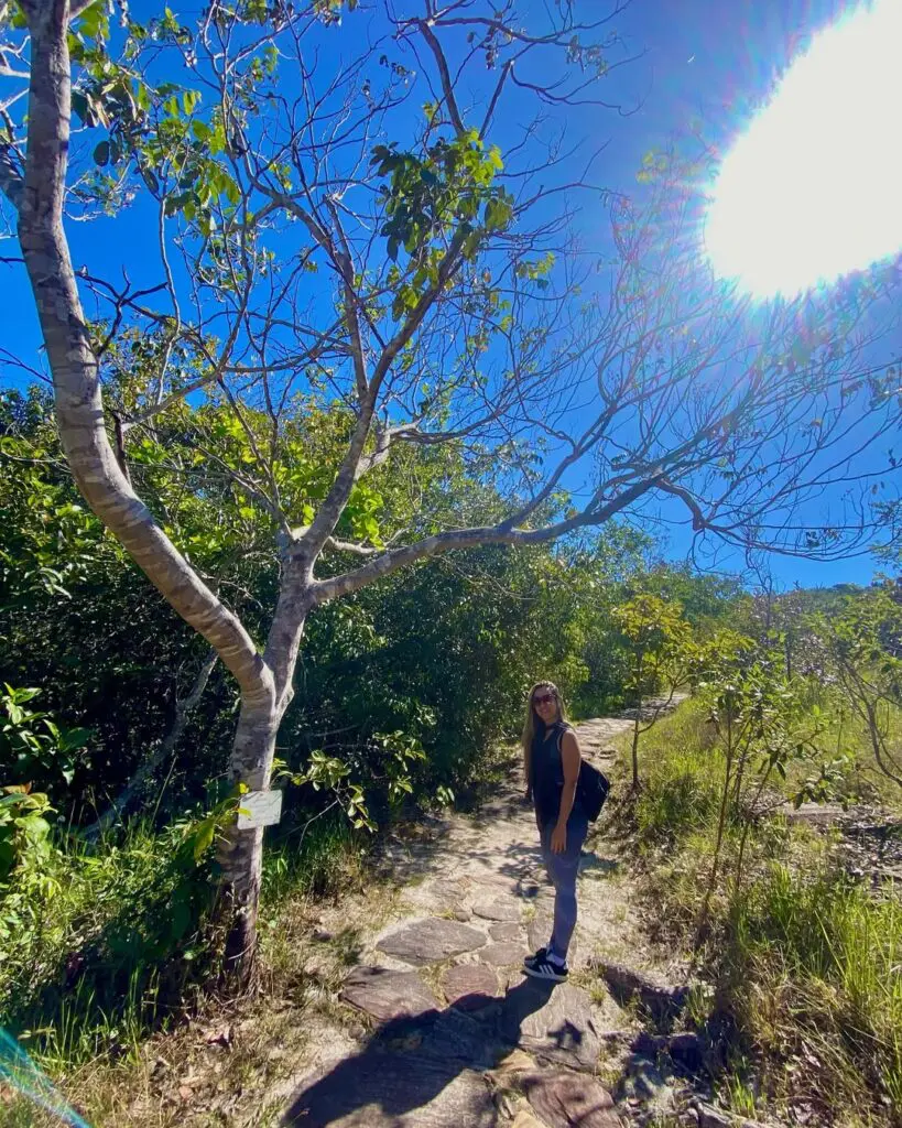 Véu de Noiva: trilha e cachoeira na Serra dos Pireneus
