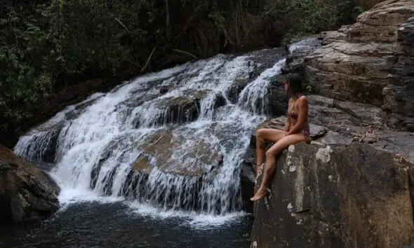 Véu de Noiva: trilha e cachoeira na Serra dos Pireneus