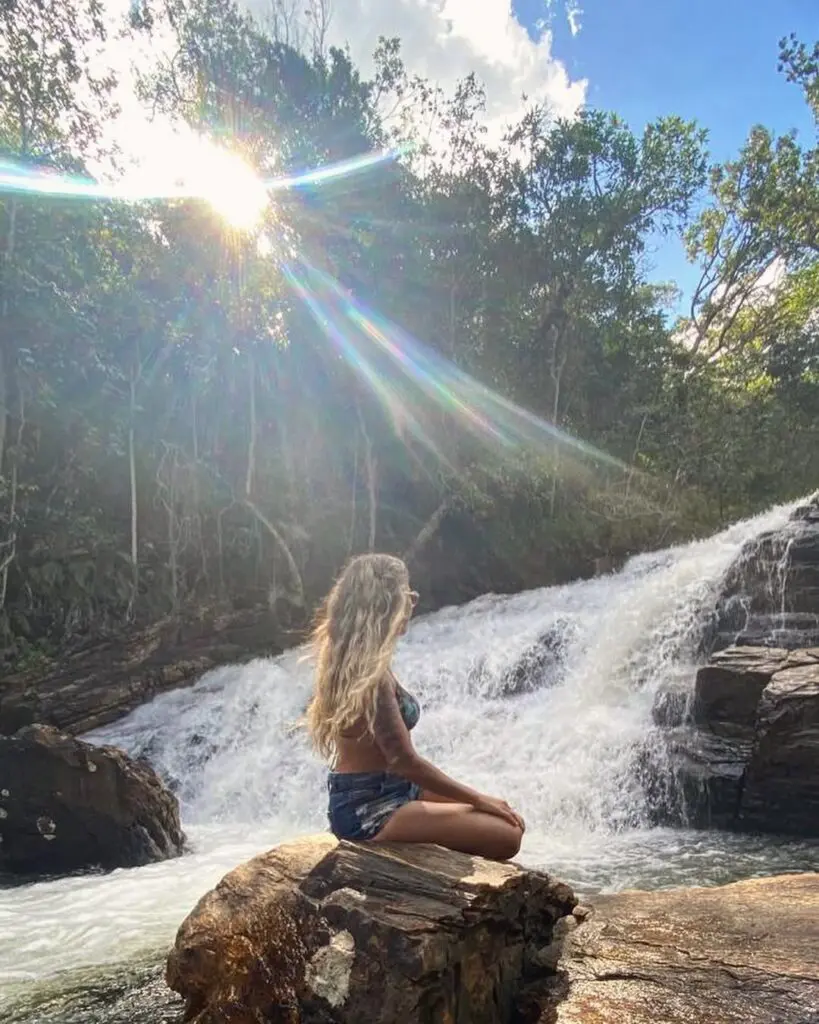 Véu de Noiva: trilha e cachoeira na Serra dos Pireneus