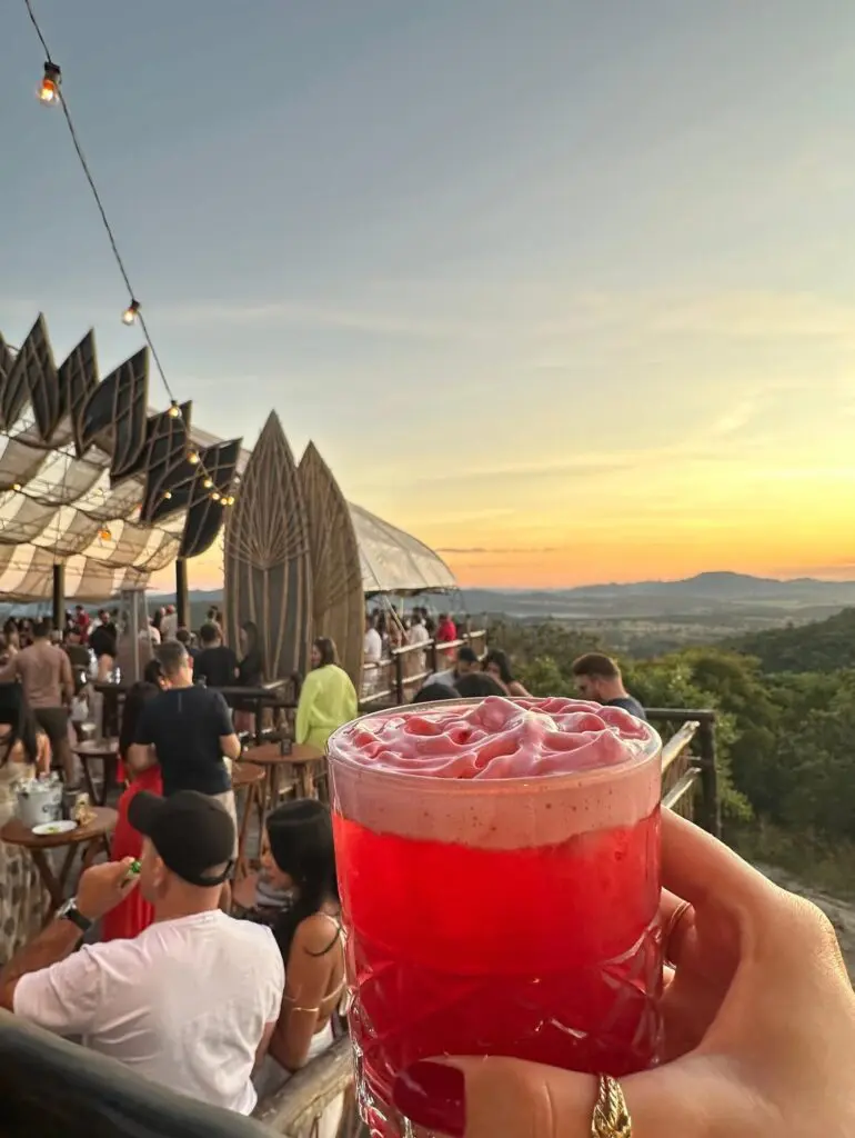 Piri Lounge une drinks, bar suspenso e vista incrível