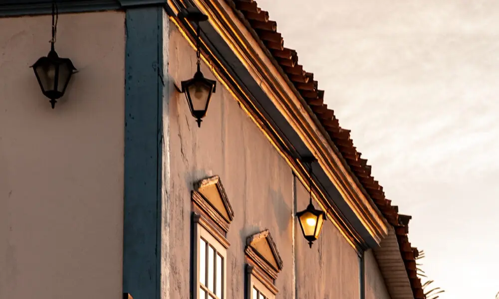 Luz do entardecer dança nas janelas do casarão