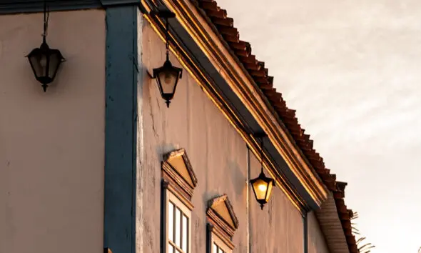 Luz do entardecer dança nas janelas do casarão