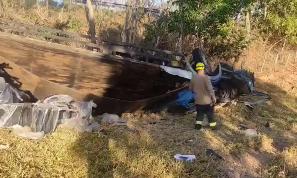 Caminhão tomba na GO-338 e mobiliza resgate em Pirenópolis
