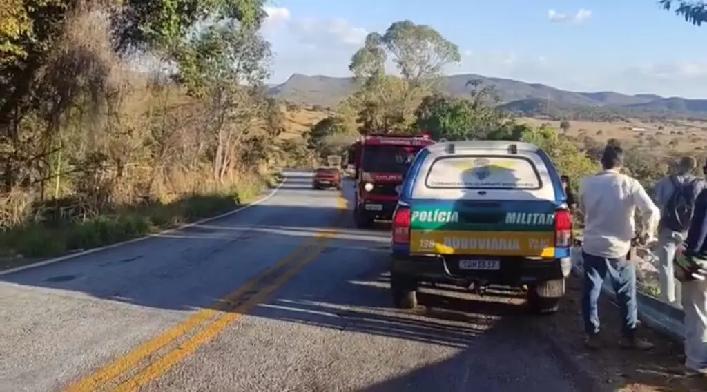 Caminhão tomba na GO-338 e mobiliza resgate em Pirenópolis