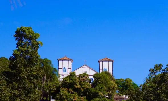 Igreja Matriz de Pirenópolis: encanto entre árvores