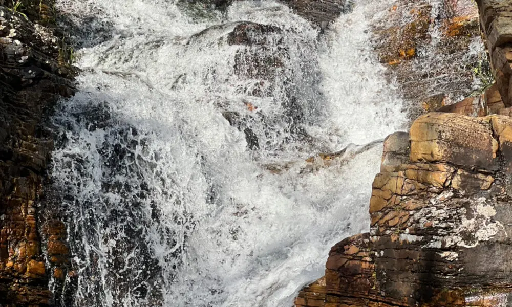 Paraíso cristalino: cachoeira deslumbrante em Piri