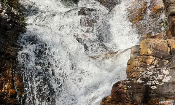 Paraíso cristalino: cachoeira deslumbrante em Piri