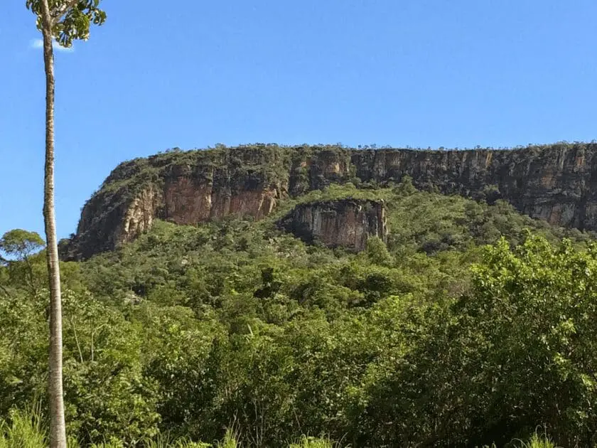 O abraço invisível das montanhas que acolhe Pirenópolis