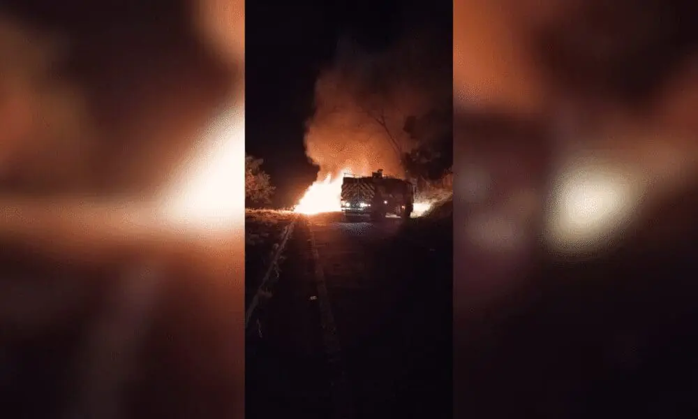 Caminhão de melancias pega fogo na BR em Pirenópolis