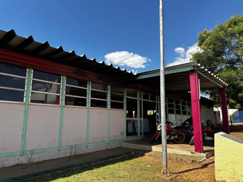 Pr&eacute;dio abandonado em Piren&oacute;polis preocupa moradores
