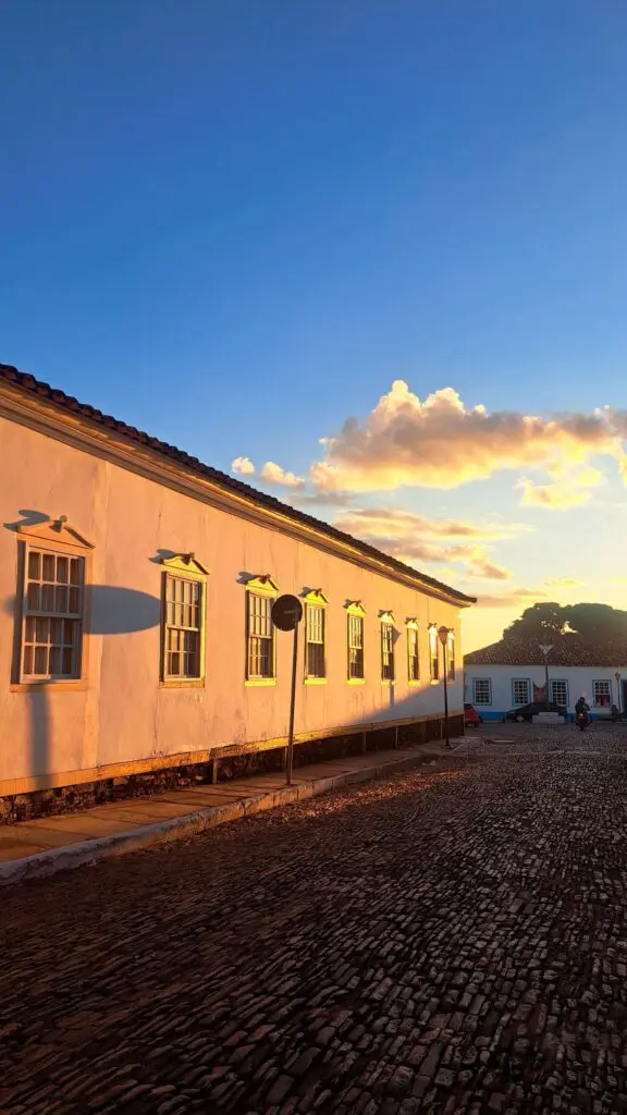Pôr do sol dourado na Rua da Cruz