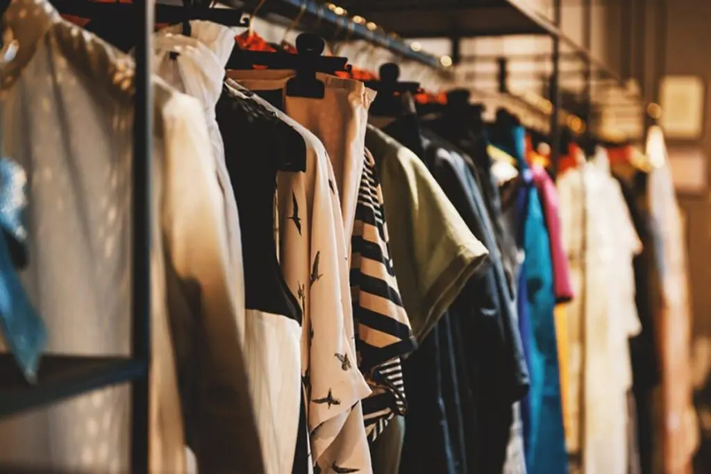 Brechós em Pirenópolis: onde garimpar moda sustentável
