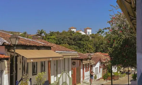 Rua do Lazer em dia de semana com Matriz abençoando