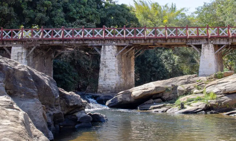 A ponte sobre o Rio das Almas une histórias em Pirenópolis