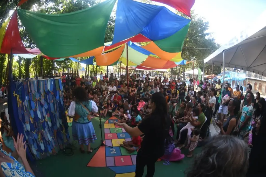 Festival do Boneco traz teatro lambe-lambe e performance em Piri
