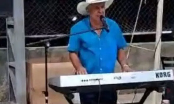 Show ao vivo de Adão Caboco dos Teclados anima a Feira Livre de Pirenópolis