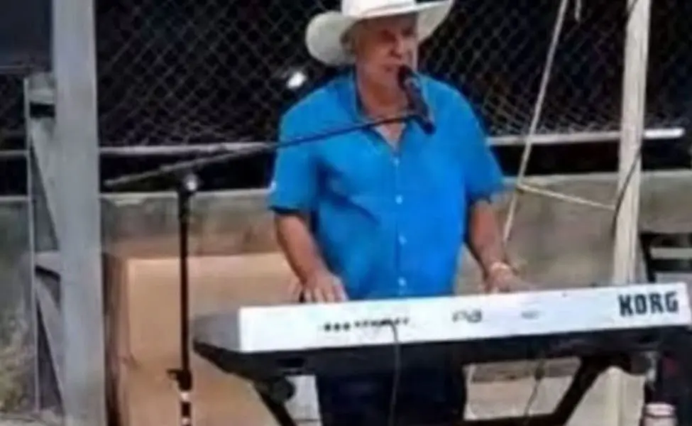 Show ao vivo de Adão Caboco dos Teclados anima a Feira Livre de Pirenópolis