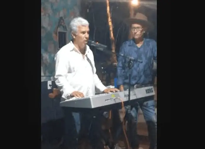 Show ao vivo de Adão Caboco dos Teclados anima a Feira Livre de Pirenópolis