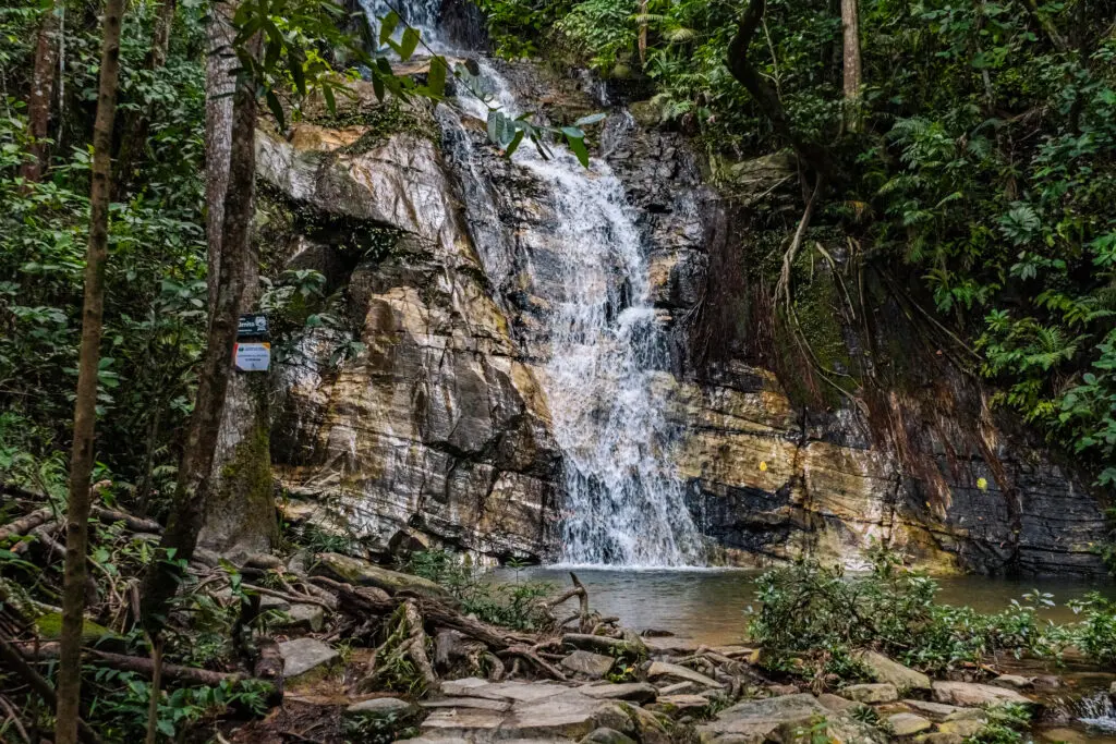 O poder das cachoeiras: íons negativos e saúde natural em Pirenópolis 