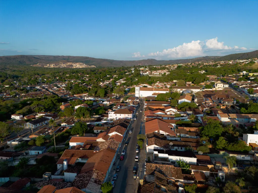 Vista aérea revela o charme da Rua Direita no Centro de Pirenópolis
