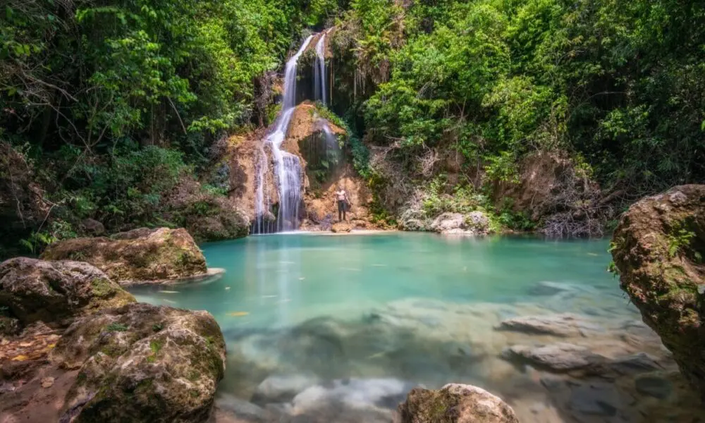 Turismo cresce em Pirenópolis e Caldas Novas, mas há desafios.