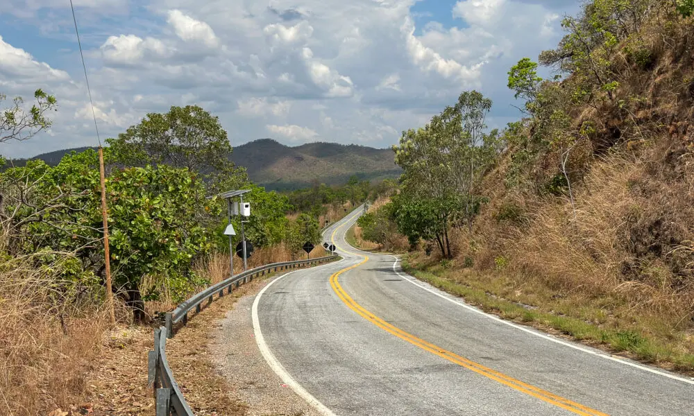 As curvas sinuosas da GO-338 emolduram o caminho a Pirenópolis