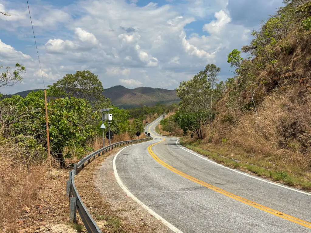 As curvas sinuosas da GO-338 emolduram o caminho a Pirenópolis
