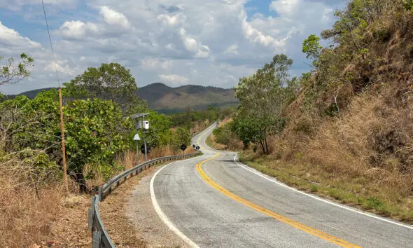 As curvas sinuosas da GO-338 emolduram o caminho a Pirenópolis