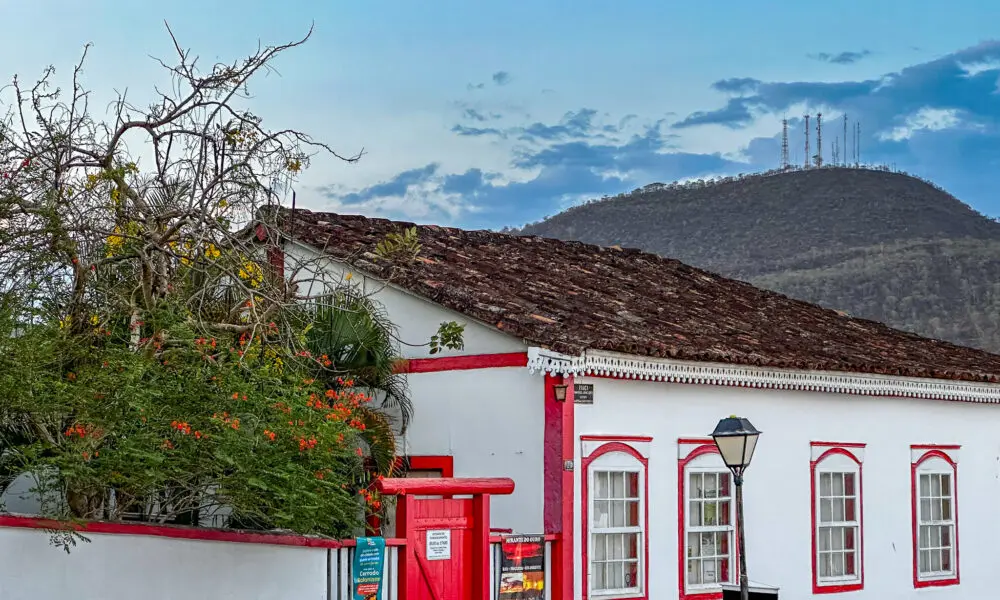 Casa colonial emoldura o Morro do Frota em Pirenópolis