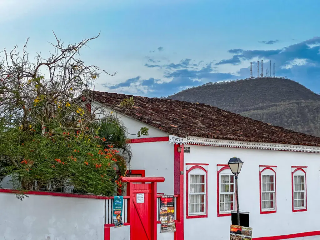 Casa colonial emoldura o Morro do Frota em Pirenópolis
