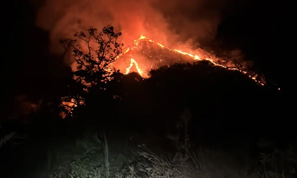 Morro do Frota em Pirenópolis é atingido por incêndio de grandes proporções