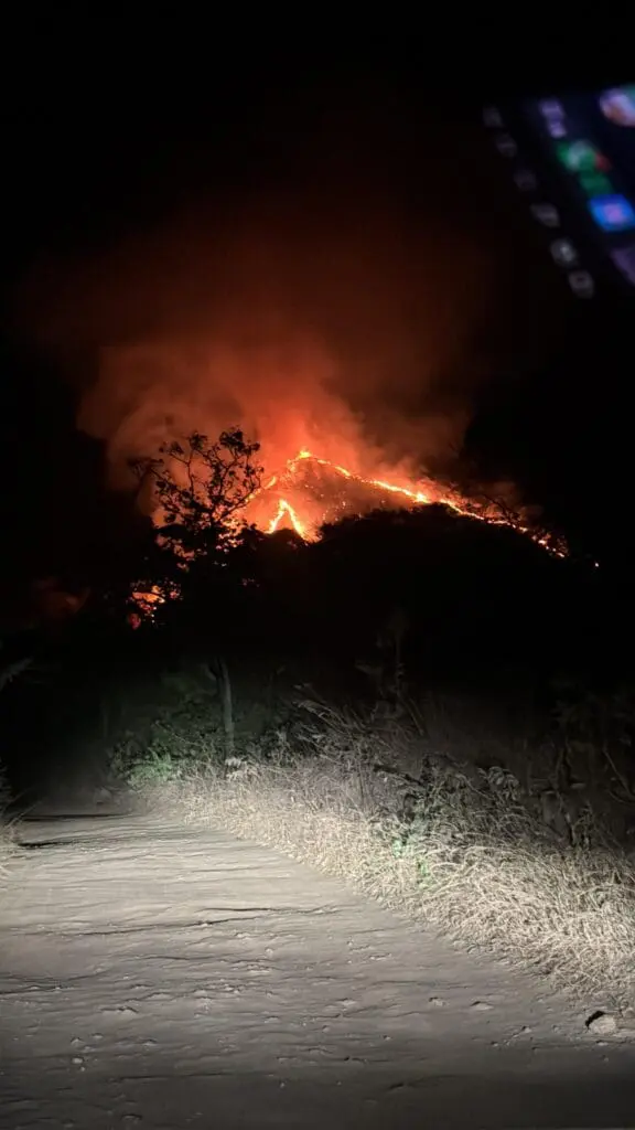 Morro do Frota em Pirenópolis é atingido por incêndio de grandes proporções