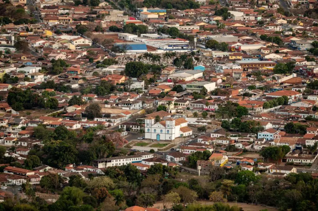 Matriz de Pirenópolis e centro histórico vistos do Morro do Frota