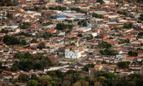 Matriz de Pirenópolis e centro histórico vistos do Morro do Frota